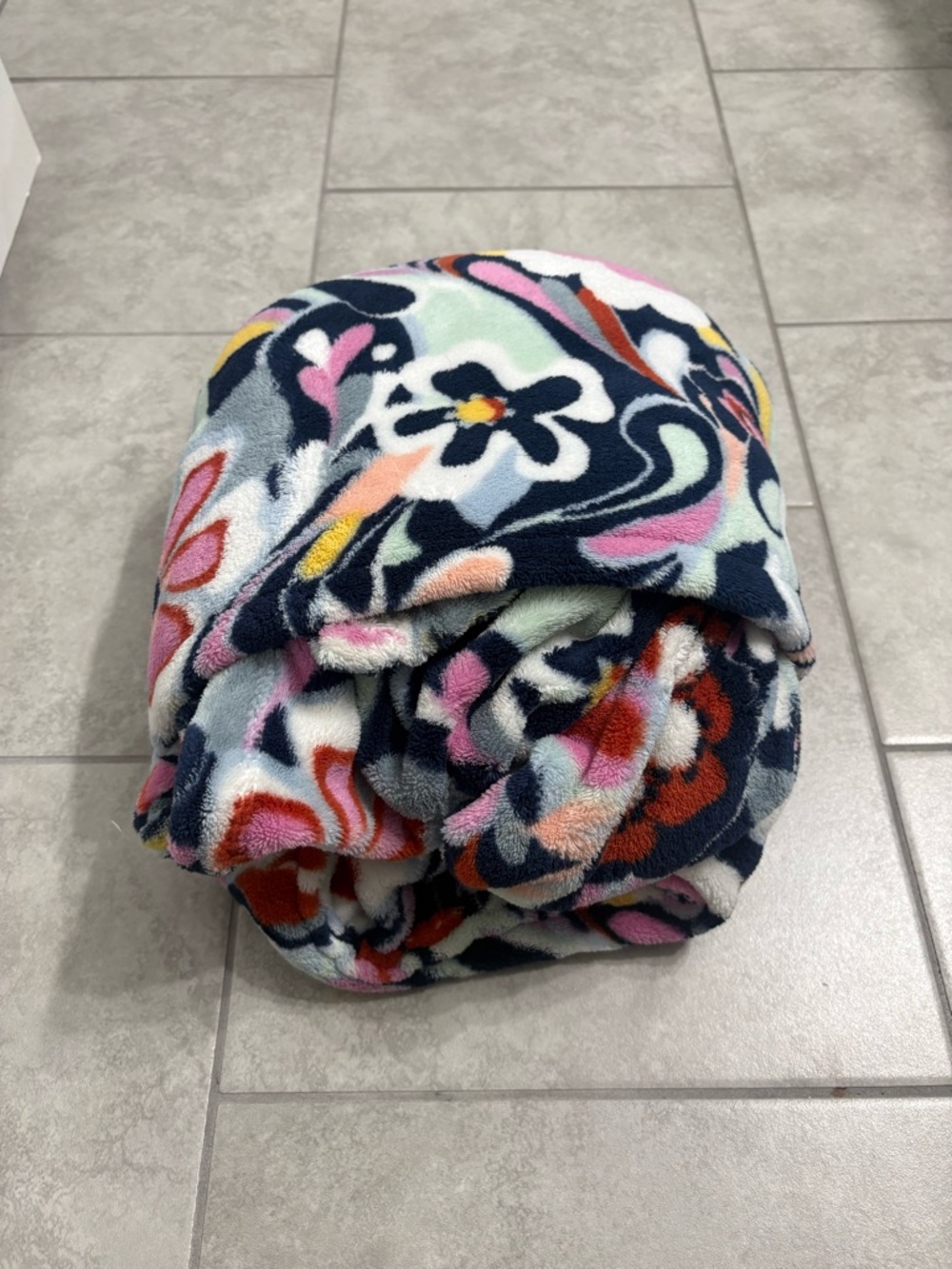 VERA BRADLEY travel pillow/blanket - FLORAL Multi Color - Picture 2 of 3
